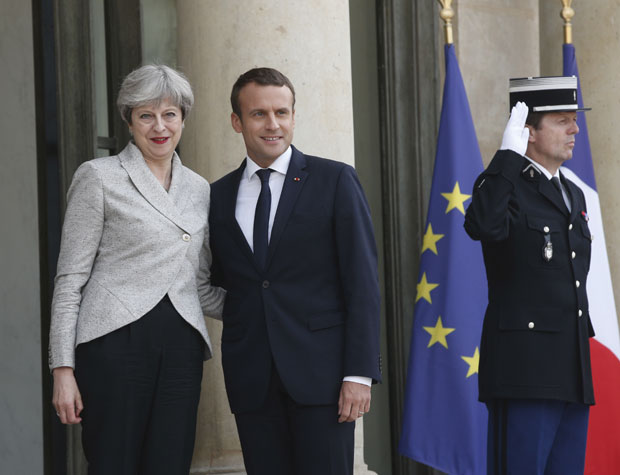 Тереза Меј код Емануела Макрона: Теме разговора од тероризма до фудбала